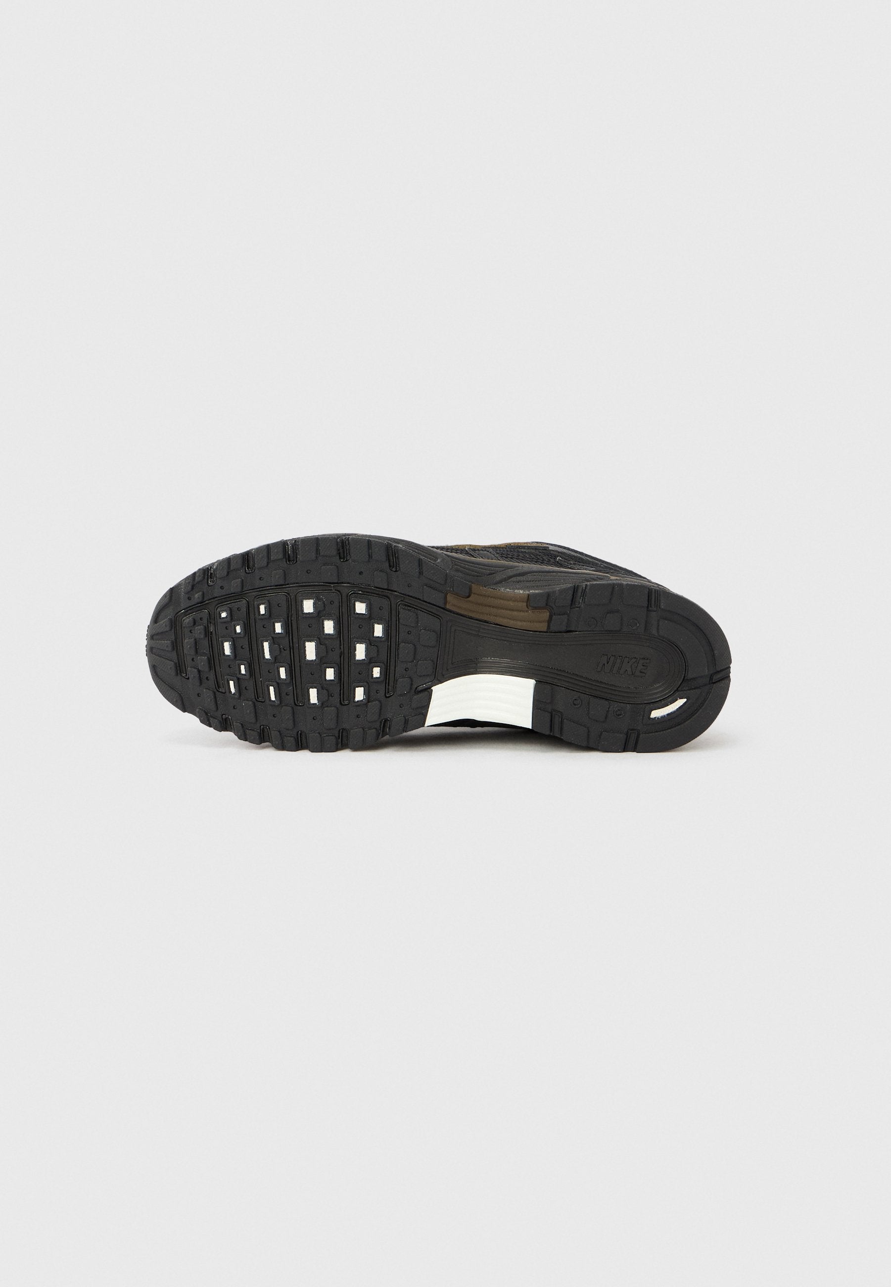 Nike P-6000
Homme Chaussures