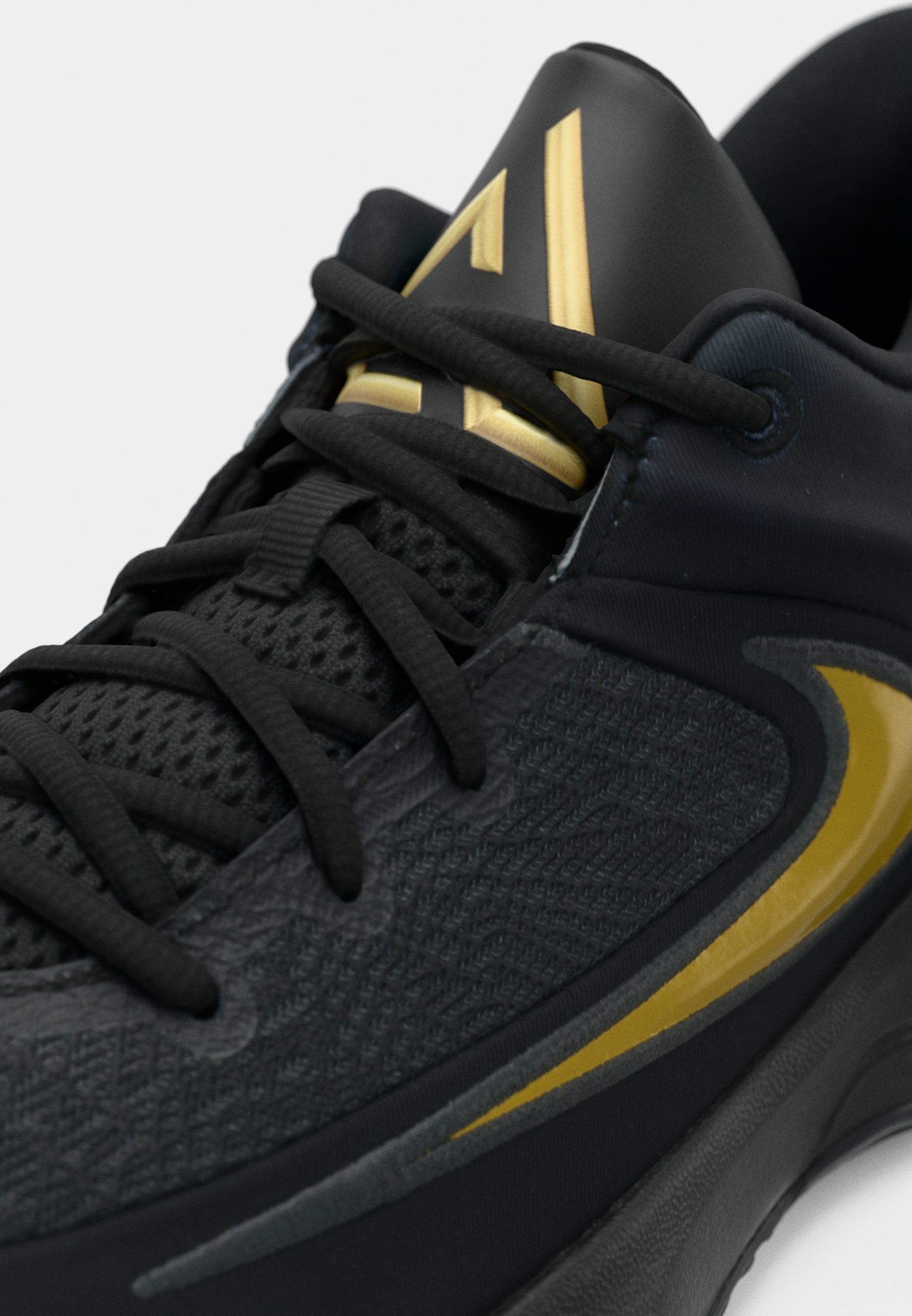 Nike Performance                     GIANNIS IMMORTALITY 4 - Chaussures de basket - black/metallic gold-coloured