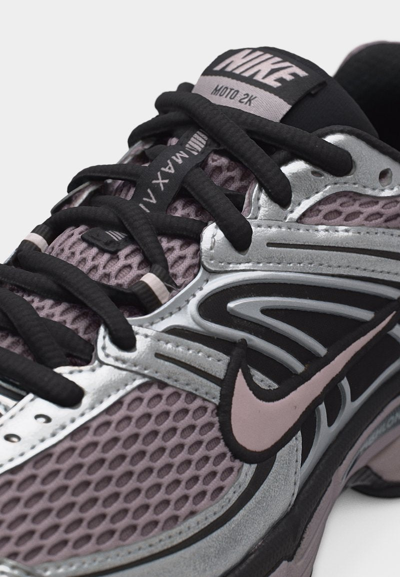 AIR MAX MOTO 2K - Baskets basses - pink rise/pearl pink/metallic silver-coloured/black/smoke grey